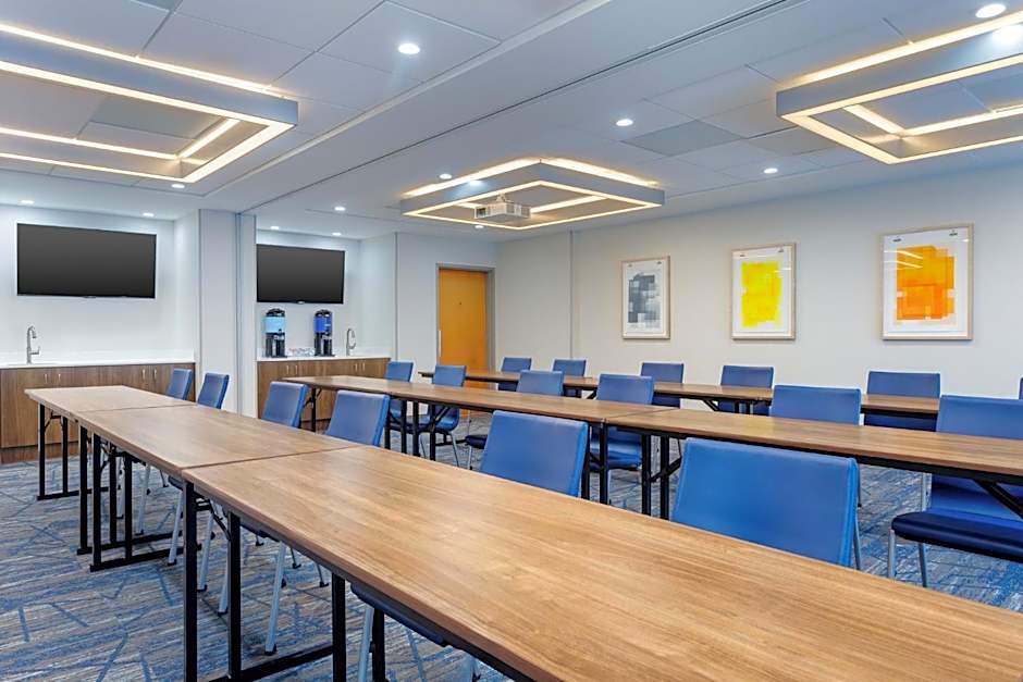 Holiday Inn Express & Suites Lancaster by IHG