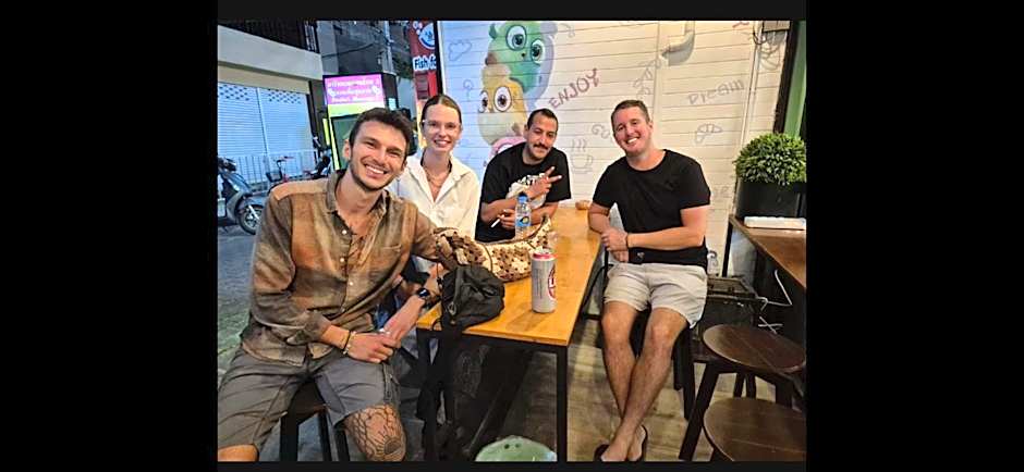 Lazy Gibbon 1 Chiang Mai - Tha Phae Gate