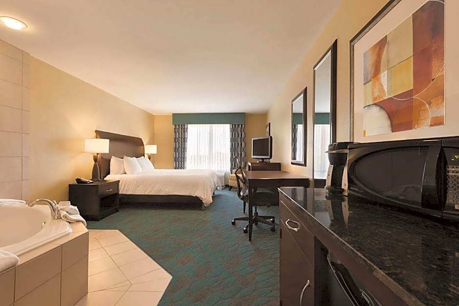 Photo 1 of 5 of 1 King Bed, Whirlpool