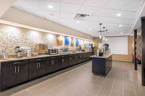 Comfort Inn & Suites Allen Park - Dearborn