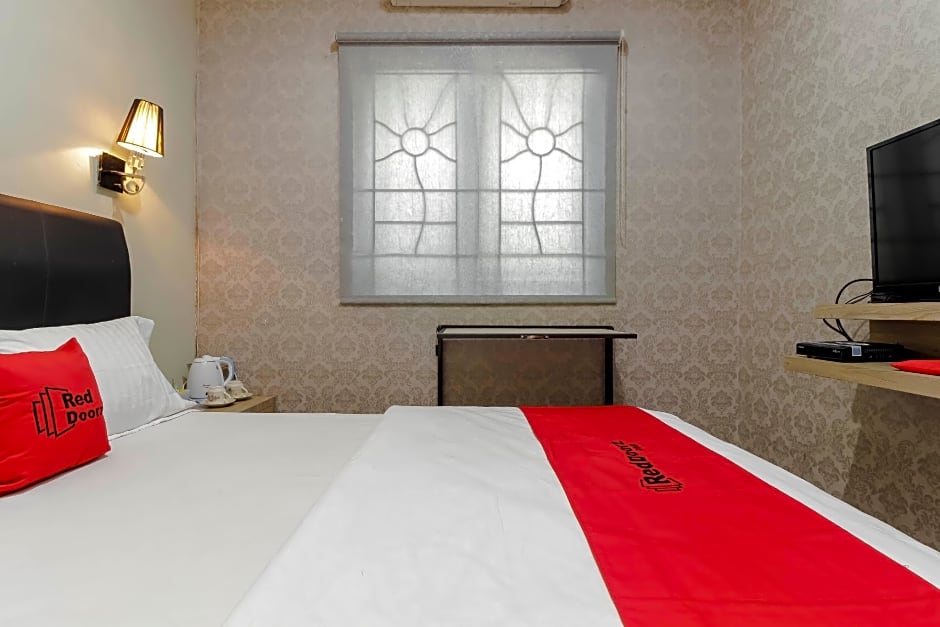 RedDoorz Plus near Lippo Cikarang Mall