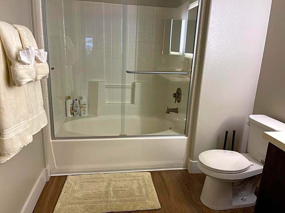 Cozy 2 Bedroom 2 Bathroom Condo with Pool, Gym, Spa