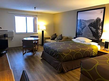 Queen Studio Suite - Non-Smoking