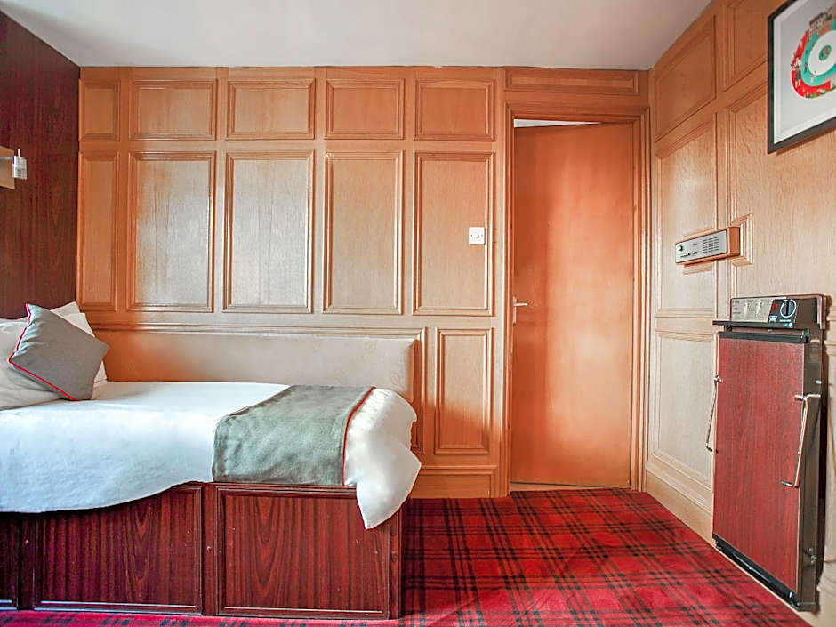 OYO The Rowers Hotel