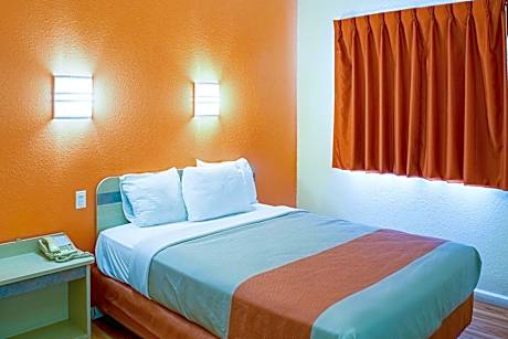 Queen Room - Disability Access - Roll in Shower