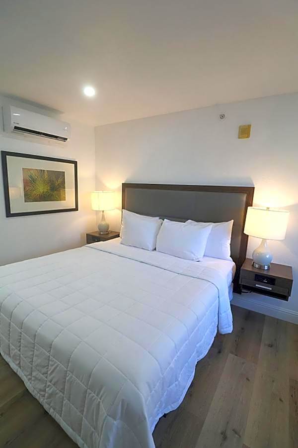 Photo 1 of 5 of 1 King Bed