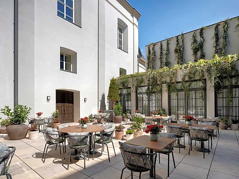 Stradom House, Autograph Collection