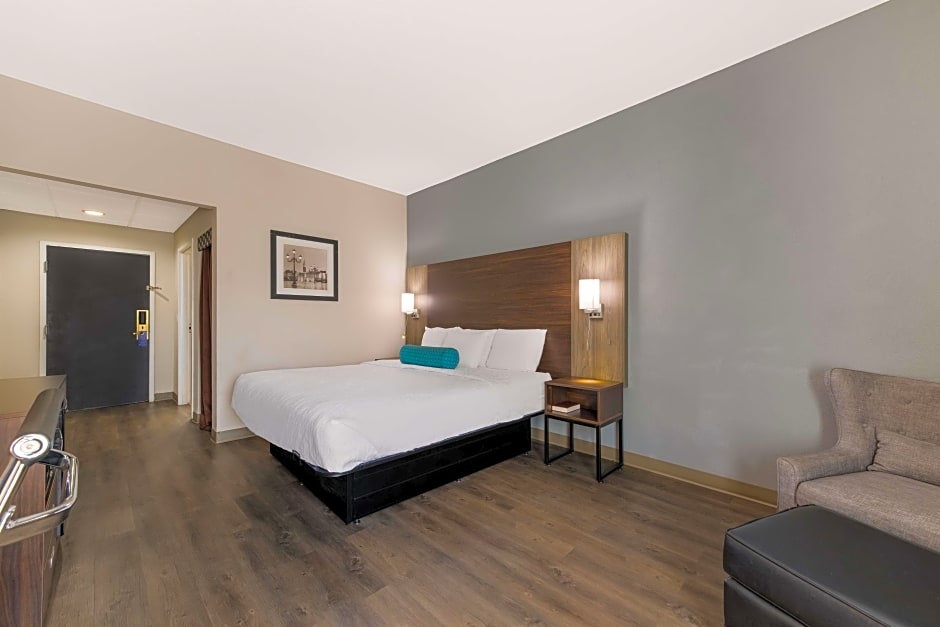 Photo 1 of 8 of 1 King Bed, Mobility Accessible, Roll in Shower