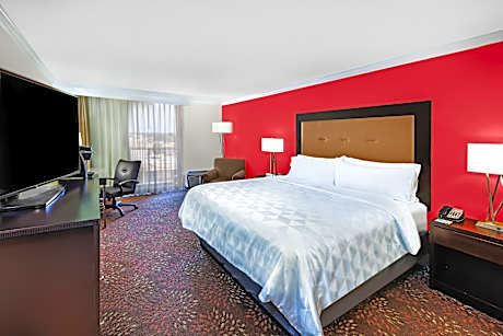 1 King Bed Standard Pool Courtyard View