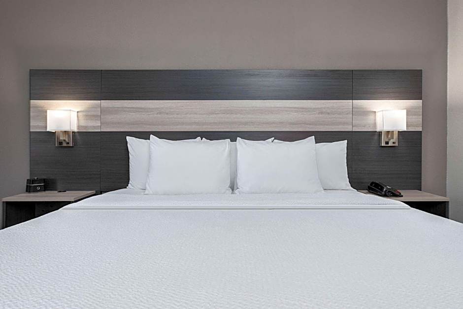 La Quinta Inn & Suites by Wyndham Allen At The Village