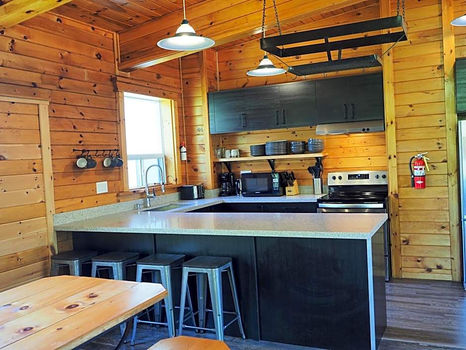 Gateside Chalets Modern Rustic 6-Bedroom with Hot Tub, Near the Village