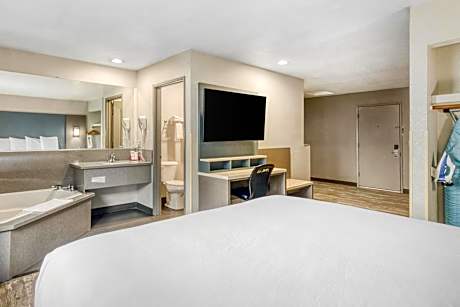 King Suite with Sofa and Jetted Tub - Smoking