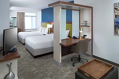 Queen Suite with Tub - Mobility Accessible