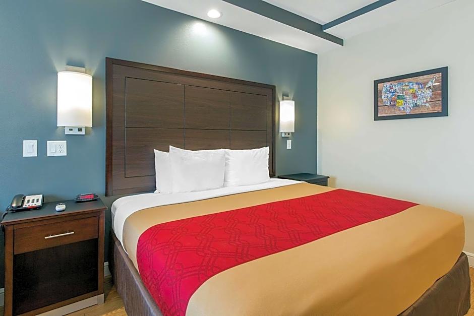 Econo Lodge Inn & Suites