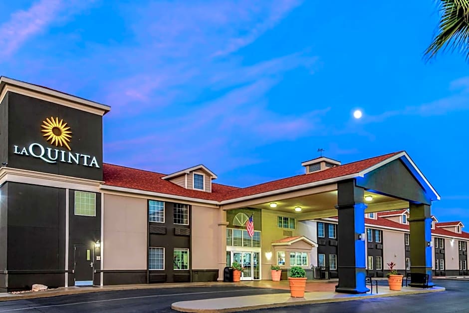 La Quinta Inn & Suites by Wyndham San Antonio Brooks City Base