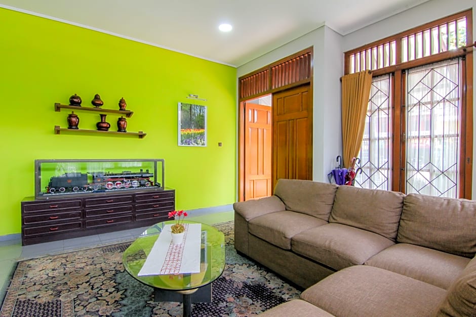 Embe Enem Homestay by ZUZU