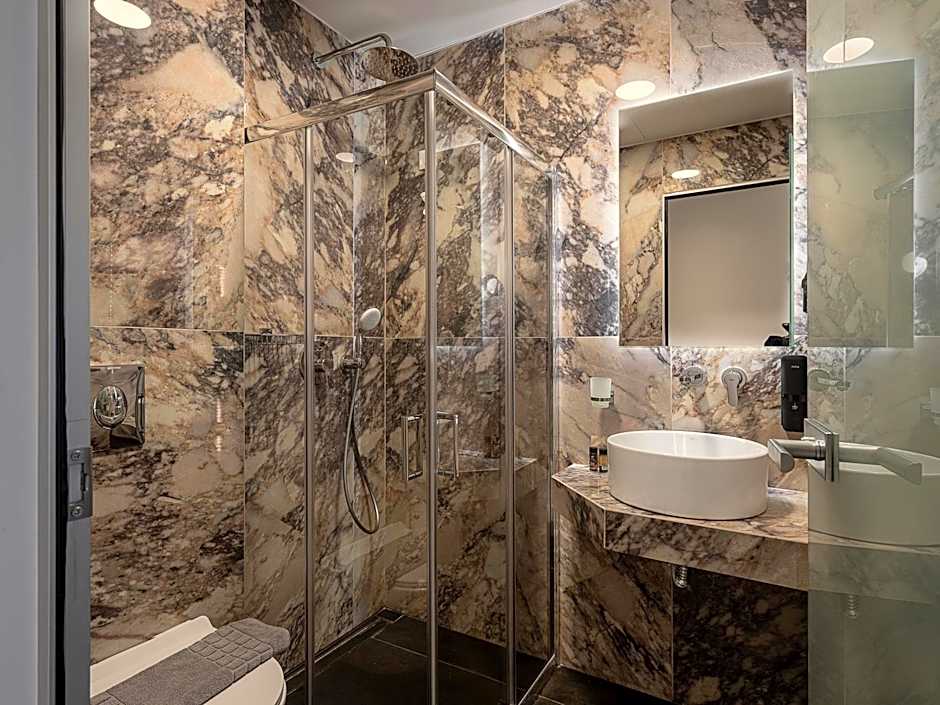 Miss Marrone City Hotel