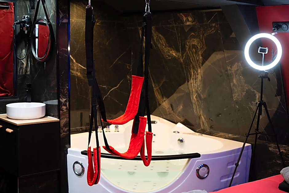 Capsule Secret - Jacuzzi - Netflix & Home cinéma - Jeux de couple - Barre de pole dance