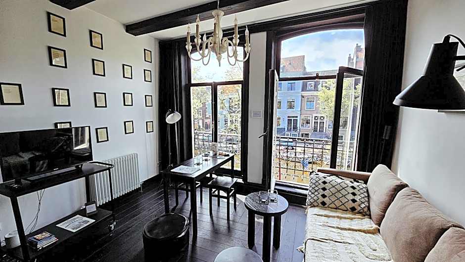 JoyJoyJoy the Black Beauty ecolicious studio in a canal house with French balcony with view on the canals