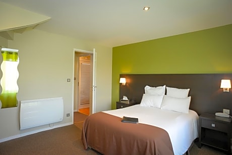 Family Room (3 Adults)