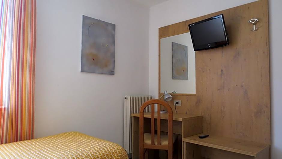 Photo 1 of 4 of Single Room