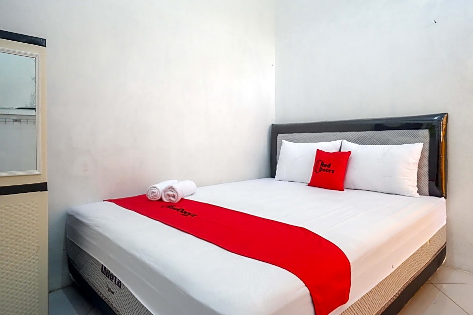 RedDoorz Syariah near Universitas Slamet Riyadi Solo