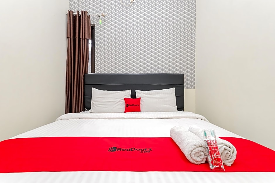 RedDoorz Syariah near Green Park Jatiwarna