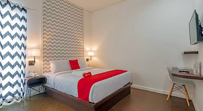 RedDoorz Premium @ Hotel Hebat