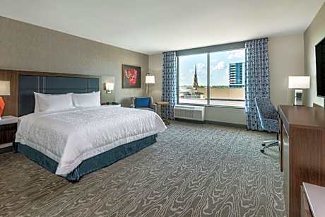 Hampton Inn By Hilton & Suites Fort Wayne Downtown