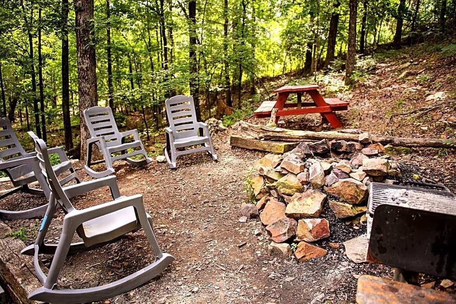 The Americana - Parker Creek Bend Cabins