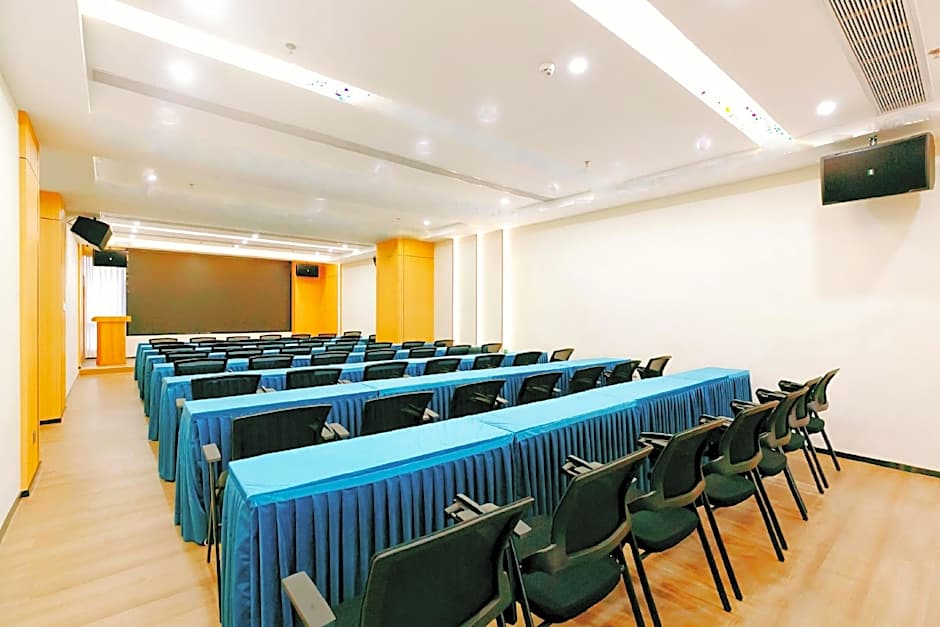 Atour Hotel Maoming High-speed Railway Station People Square