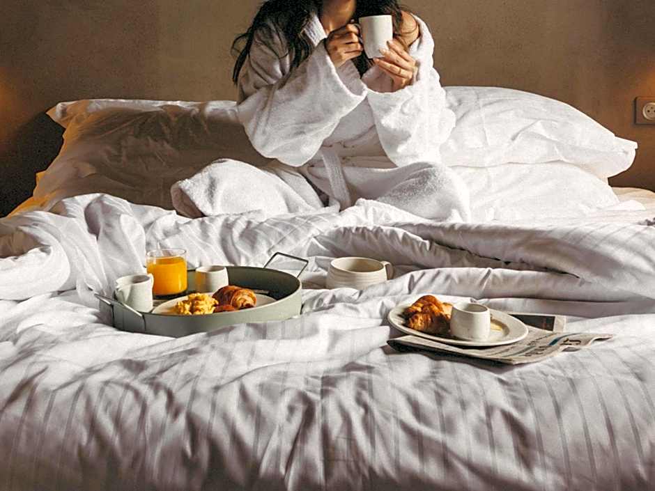 Hotel de L'Abbaye Le Tronchet - Handwritten Collection