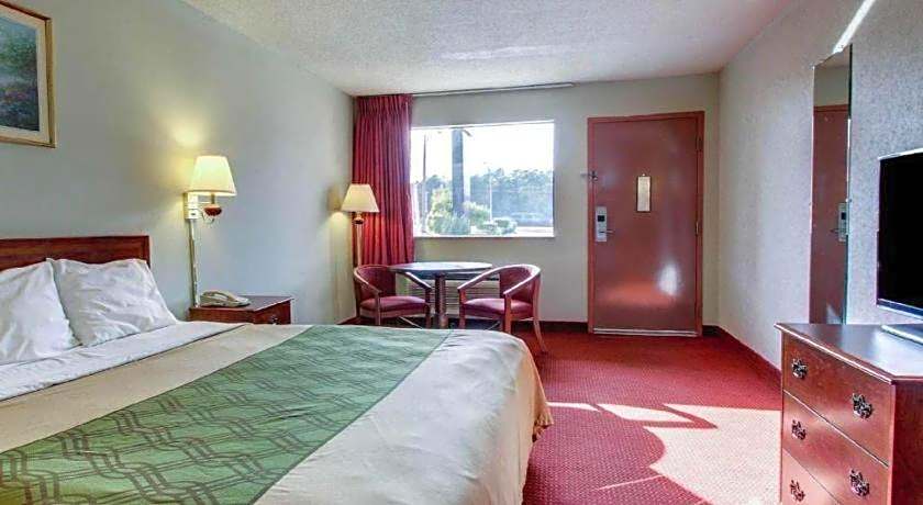 Econo Lodge Inn & Suites Forest