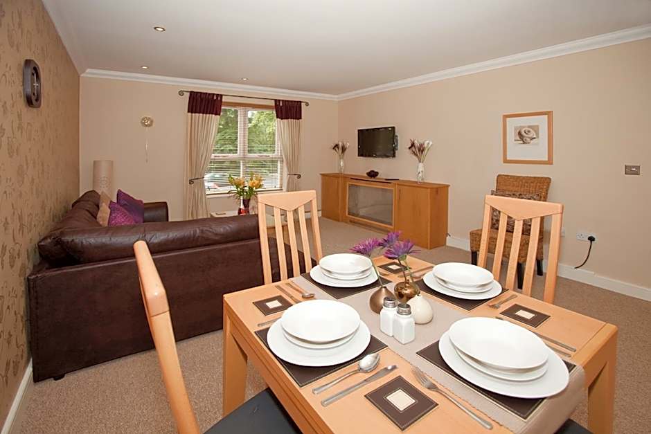 Riverbank View Three Bedroom Apartment with Free Parking