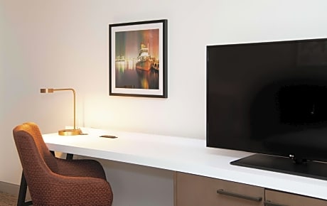 1 King Bed Corner Room 425 Sq Ft