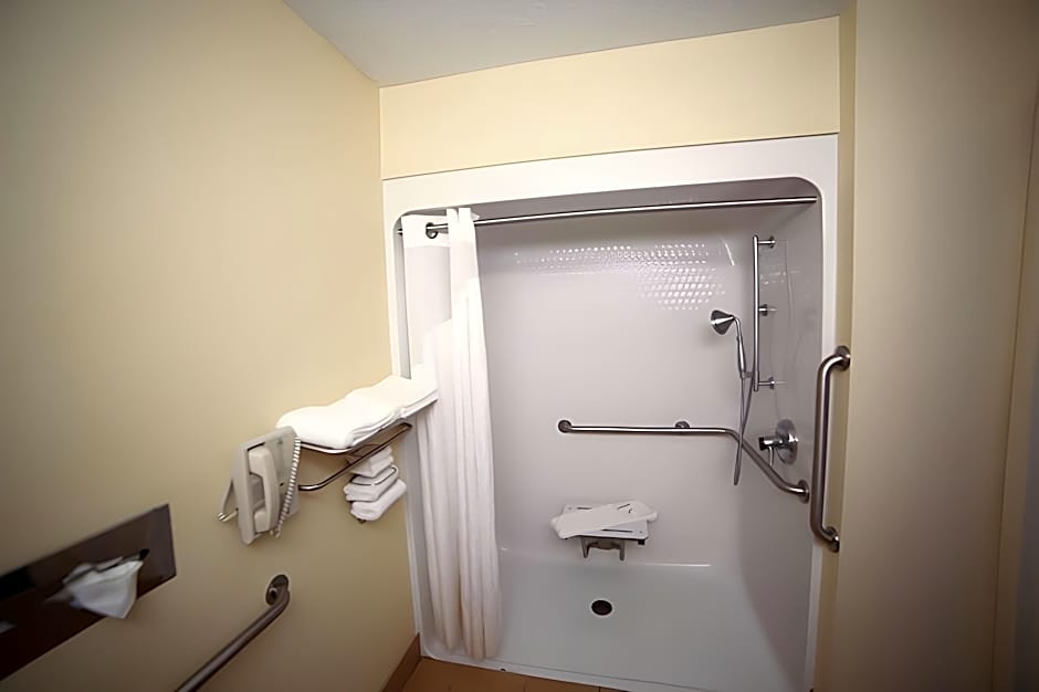 Clarion Pointe Evansville North