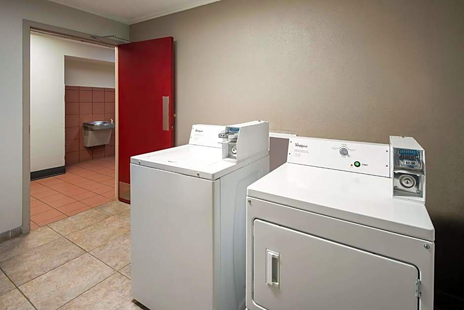 Red Roof Inn & Suites Lexington - Hamburg