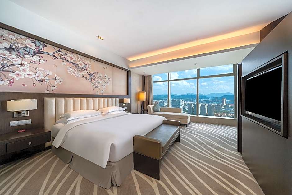 Photo 1 of 10 of Premium 1 King Bed, City View