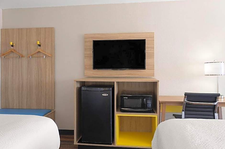 Days Inn & Suites by Wyndham Byram