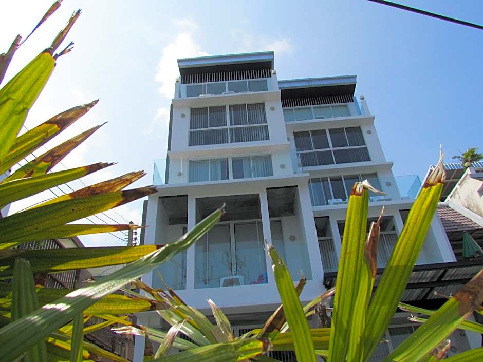 The Front Hotel and Apartments