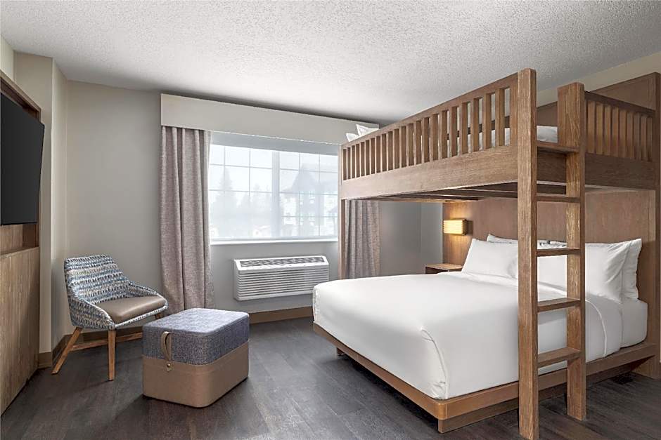 Photo 1 of 7 of 1 King Bed And Queen/ Full Bunk Bed Jr Suite