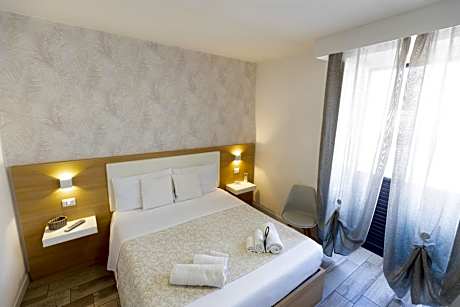 Deluxe Double Room with Side Sea View