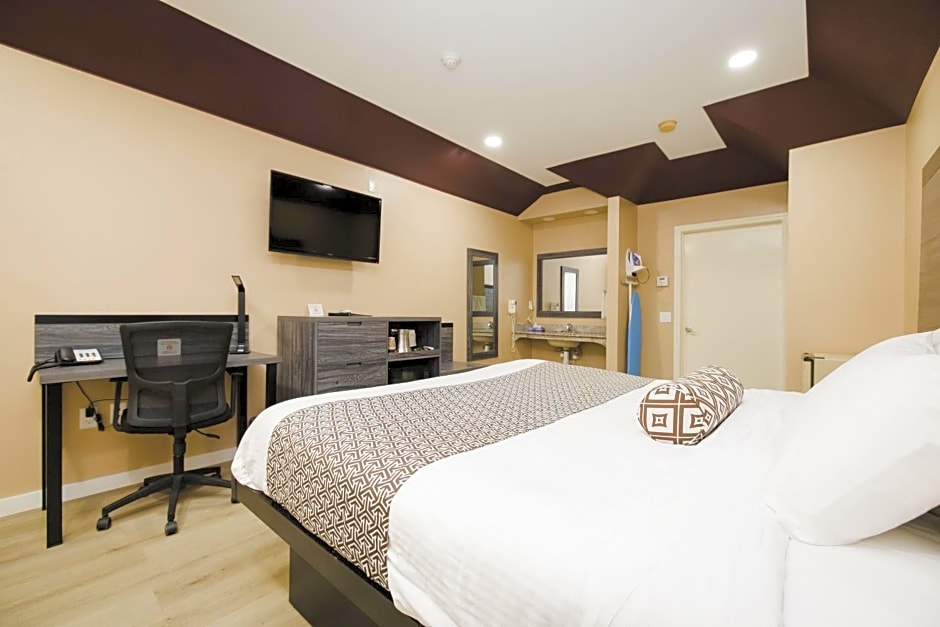 Sapphire Inn & Suites