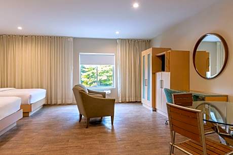 Queen Suite with Two Queen Beds - Non-Smoking