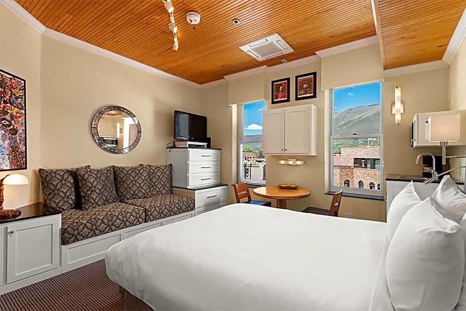 Independence Square 305, Remodeled, 3rd Floor Hotel Room in Aspen's Best Location