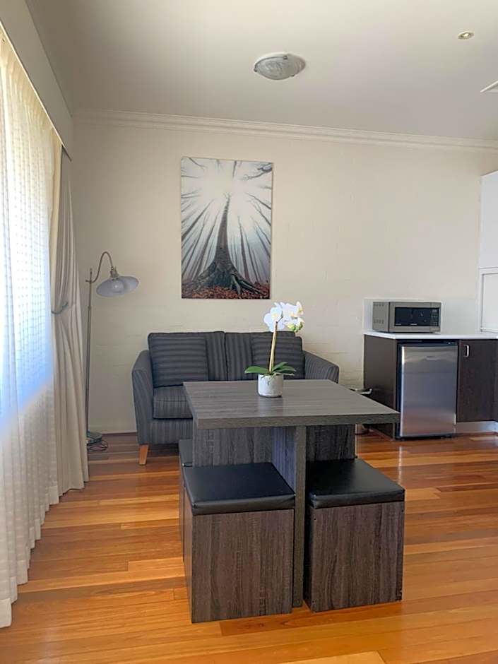 Blazing Stump Motel & Suites