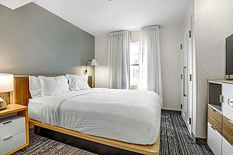 2 Bedroom Suite, Bedroom 1: 1 Queen, Bedroom 2: 1 Queen, Sofa bed
