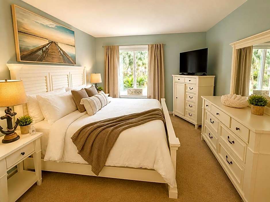 Waterfront Resort Condo w Beach