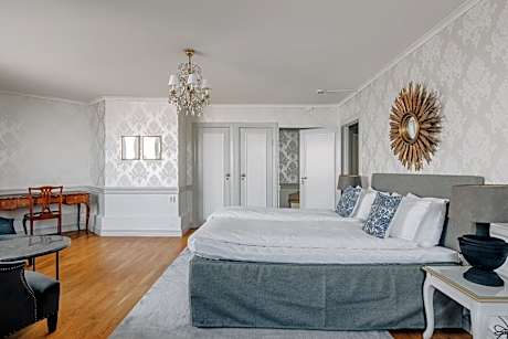 Suite with Lake View