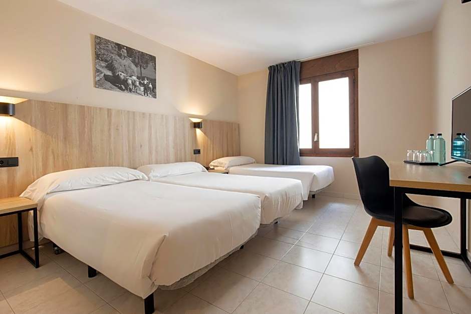 Photo 1 of 6 of Triple Room